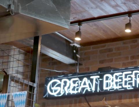 A light up sigh that reads 'great beer' in a bar